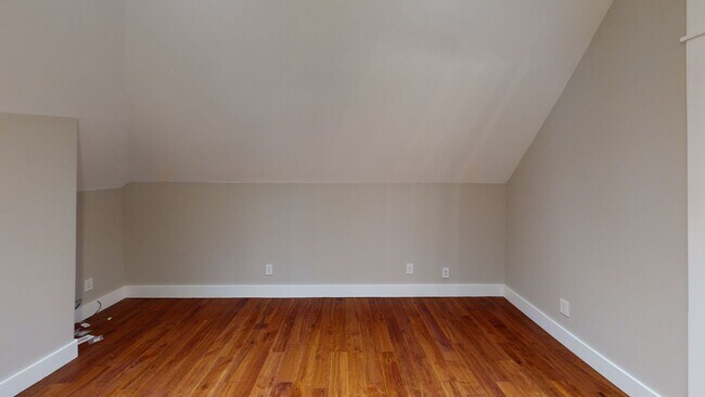 Building Photo - Renovated 5BR/3BA Cottage Near UTK | Walka...