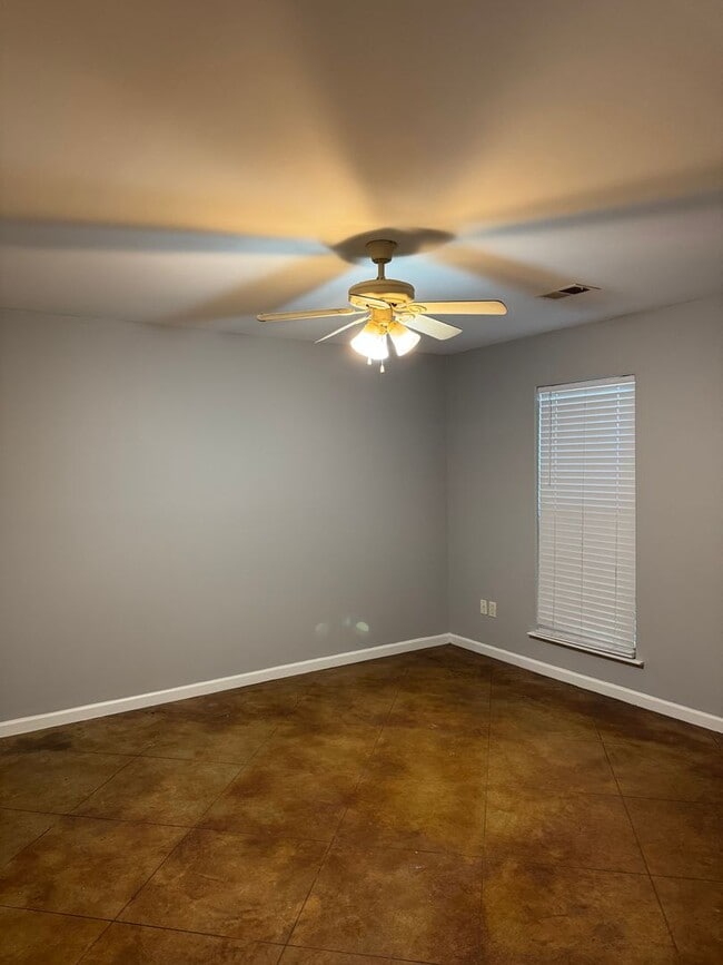 Building Photo - 411 Bruce St