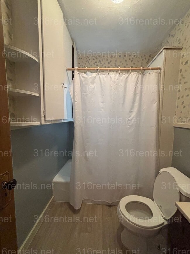 Building Photo - Two bed one bath available NOW!