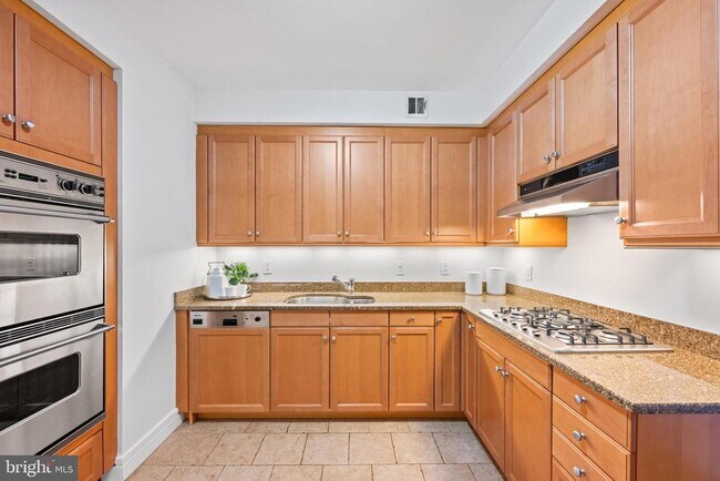 Building Photo - 1155 23rd St NW