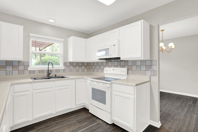 Building Photo - 5761 Cantigny Way S