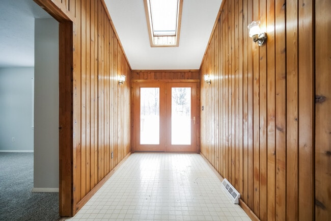 Building Photo - Inviting 3-Bedroom Bedford Home with Spacious Interiors