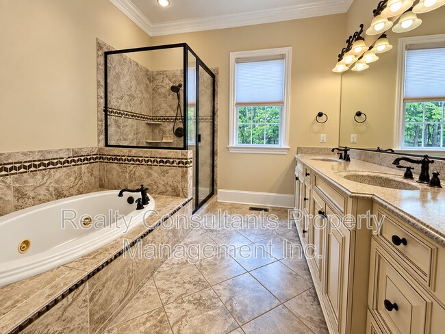 Building Photo - 7517 Henson Forest Dr