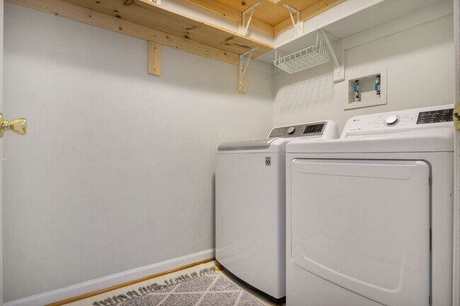 Building Photo - Updated 3-Bed, 2.5-Bath Yorktown Condo with Modern Kitchen, Parking & Community Amenities