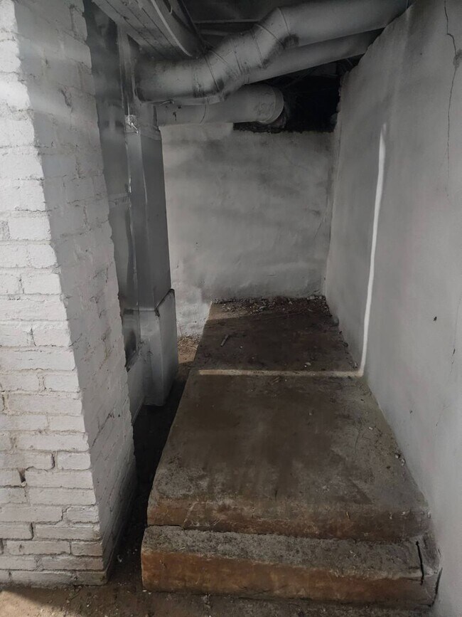 Building Photo - WOW! Look at this property ! You cant beat this price!