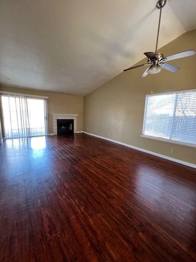 Building Photo - Beautiful spacious home