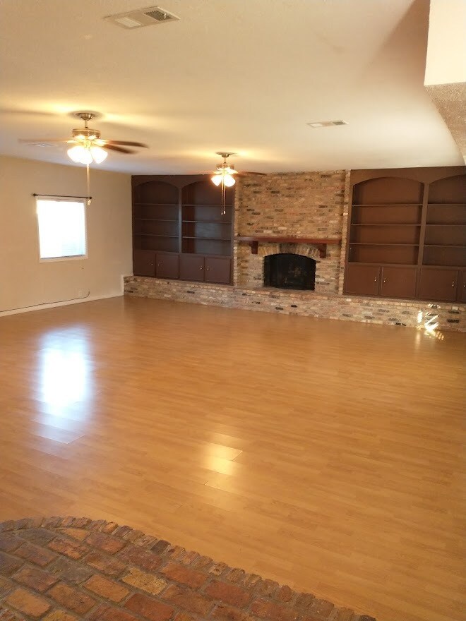 Huge living room with wood burning fireplace - 2529 HAMPTON LANE