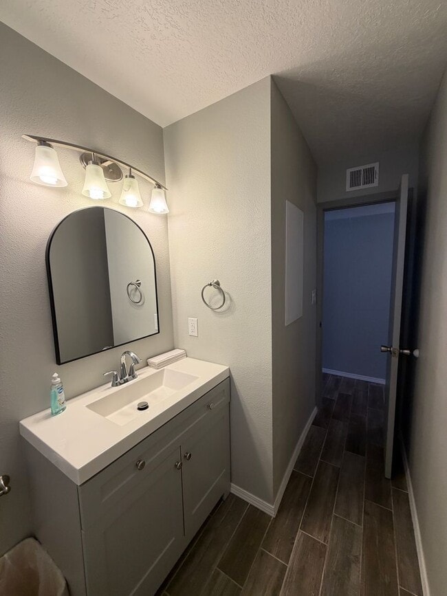 Building Photo - 3 Bedroom Single Story Home Available Near 12th St NW & Menaul Blvd NW!