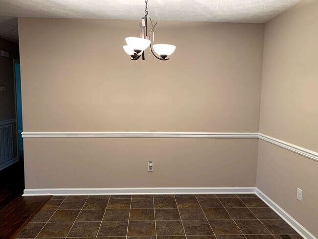 Building Photo - Beautiful 3 Bedroom 2 Bathroom Ranch Style Home on Large Lot