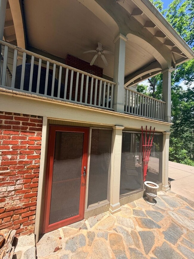 Building Photo - Great Montford location, Partially Furnished Studio Apartment, Utilities Included!