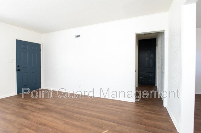 Building Photo - 842 Sylvan Ln