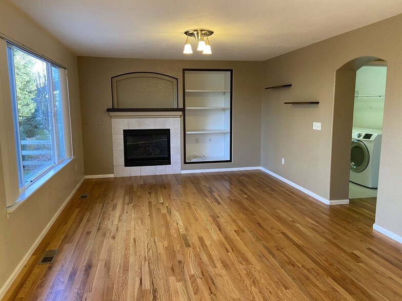 Building Photo - 13648 Parkview Pl