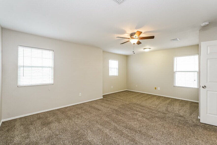 Building Photo - 205 Cres Ridge Dr