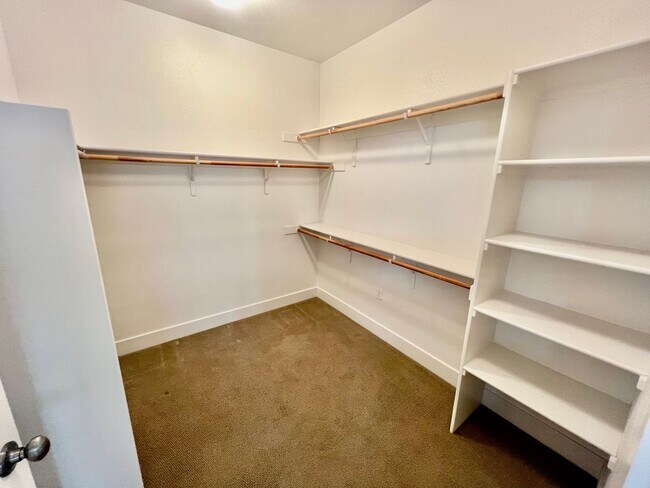 Building Photo - Lovely 4 bedroom 2.5 Bathroom Home in East...