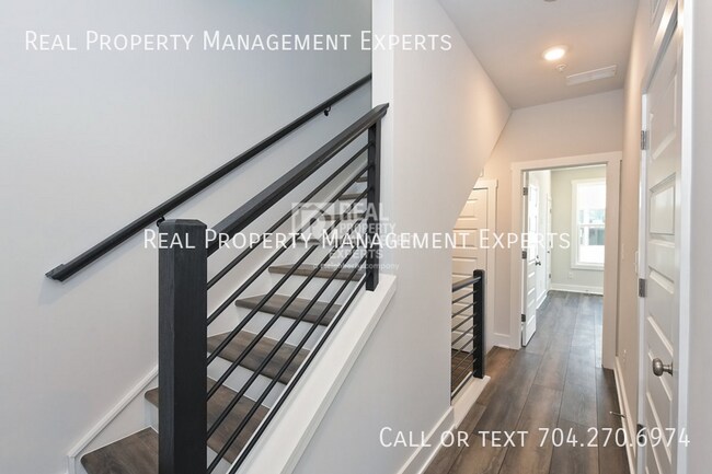 Building Photo - 2140 Terwilliger Terrace