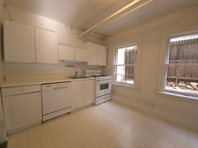 Building Photo - Price Reduced! Great Hill Location- 2 Bedr...