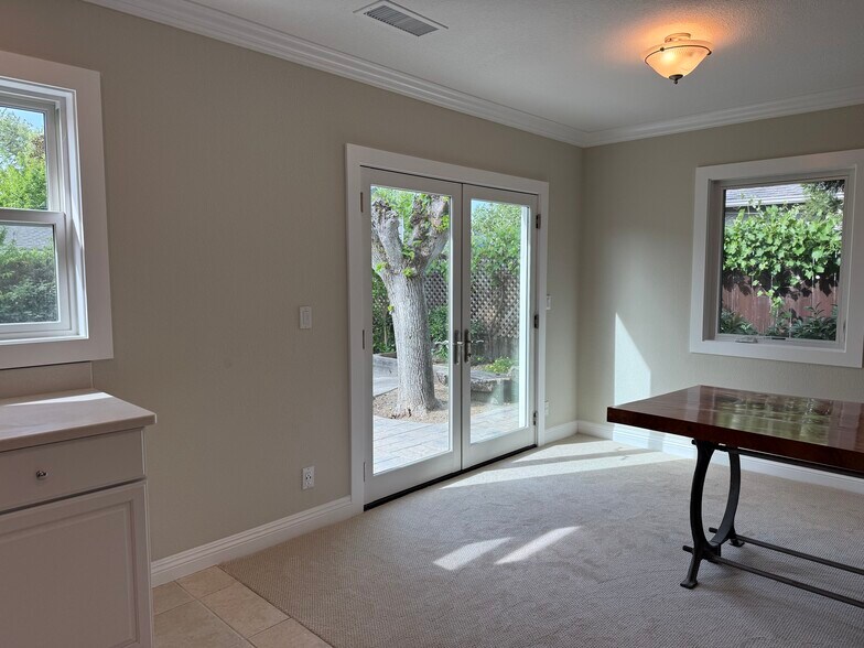 Building Photo - 3149 Rogers Ave