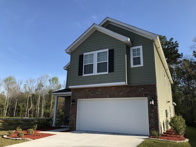 Building Photo - LARGE HOME WITH A POND LOT!