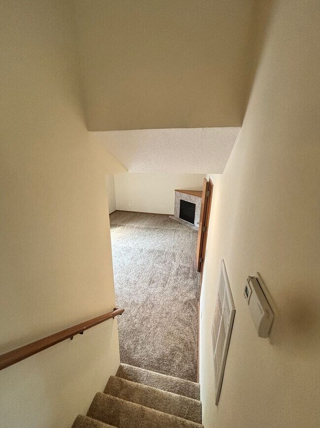 Building Photo - Spacious Tri-Level On Corner Lot