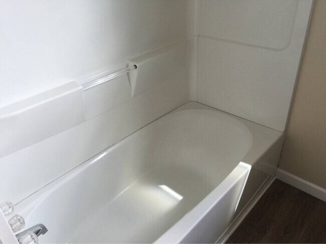 Building Photo - 3 bedroom 1.5 bath townhouse - Ask about our security deposit alternative!!