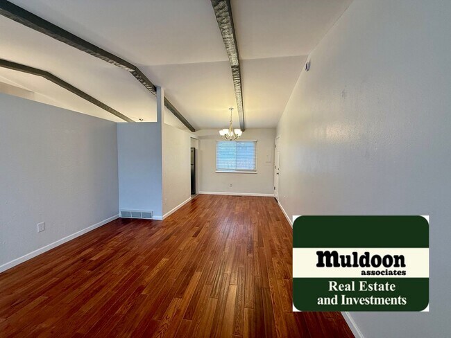 Building Photo - 3 Bedroom Tri Level with Spacious Yard 80918