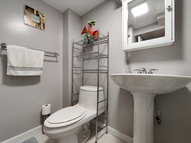 Building Photo - 5837 Edgehill Dr