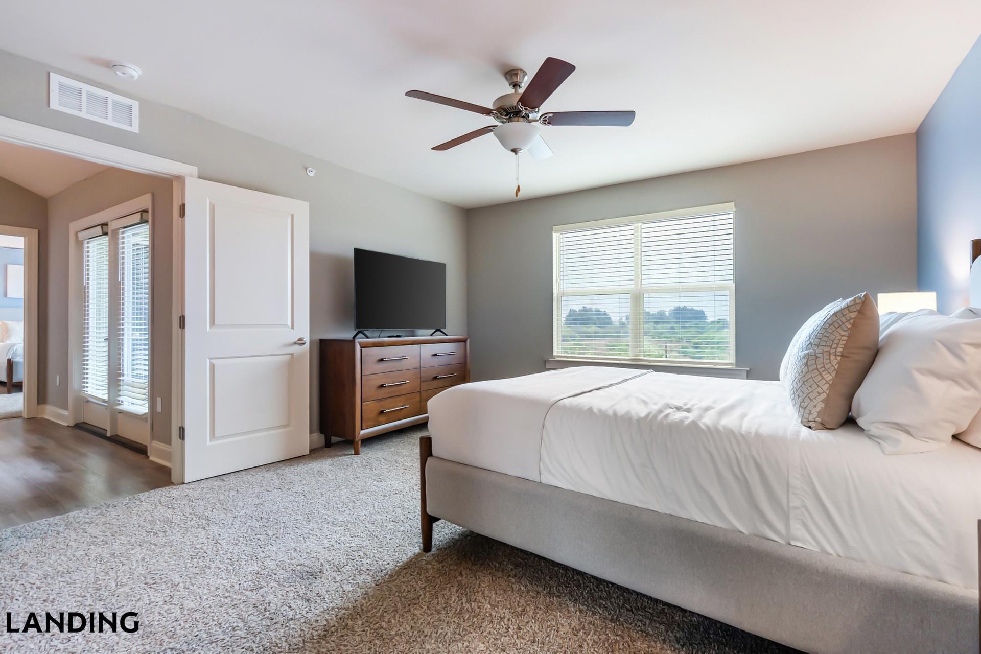 Building Photo - 305 Laredo Dr