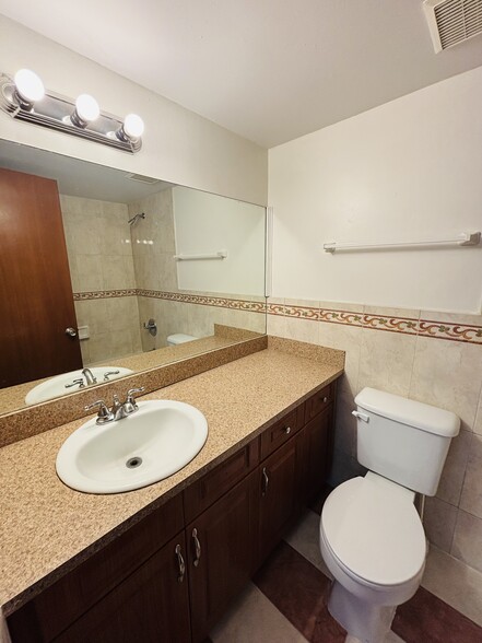 2nd bath - 1331 W 51st Pl