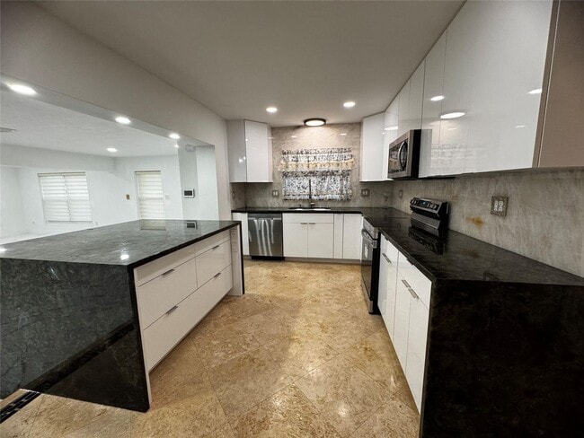 Building Photo - 4250 NW 9th Ct