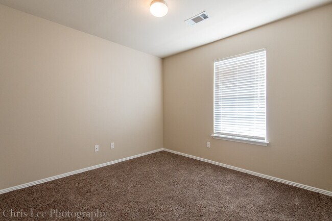 Building Photo - 3 Bedroom 2 Bath Home Minutes From UofA! Fenced yard!