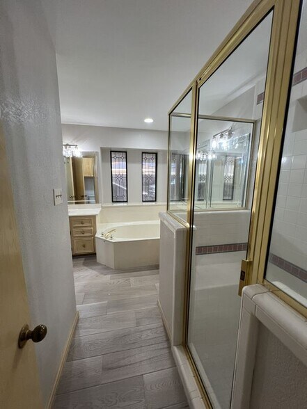 Building Photo - 121 E Jonquil Ave