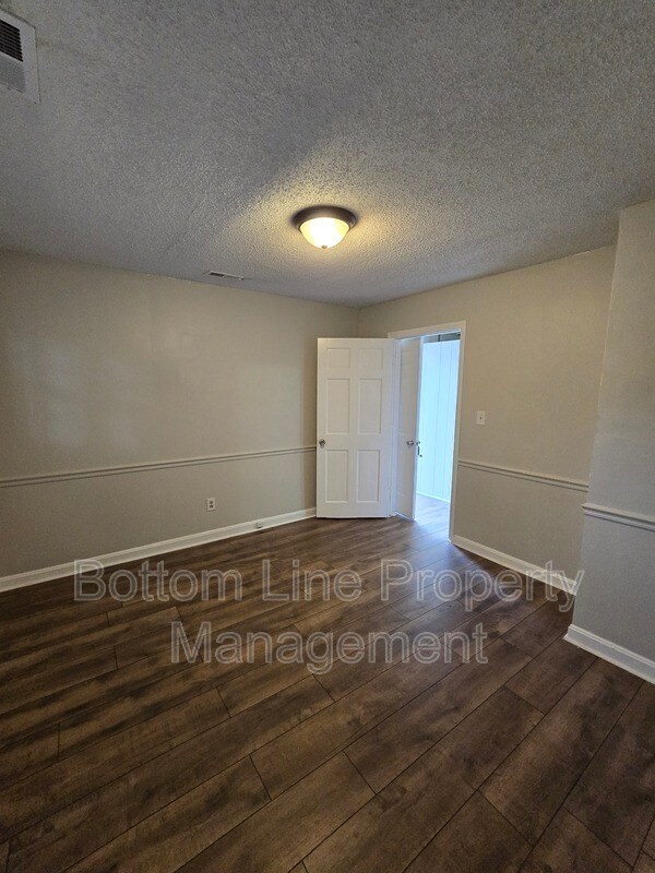 Building Photo - 504 Bethpage Rd