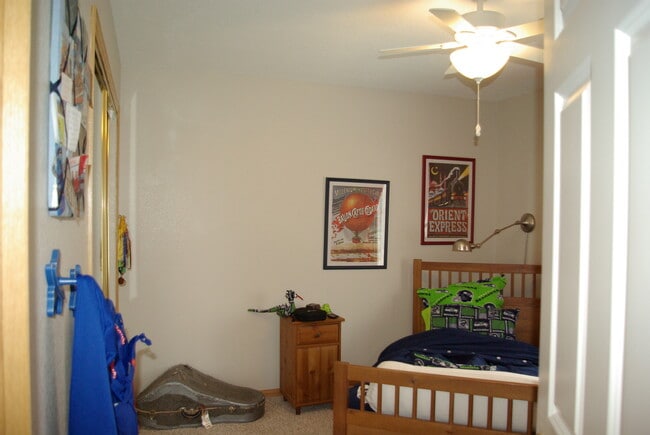 Building Photo - 6bed/4bath oversized 2 car garage fenced in back yard Cheyenne Mountain School District