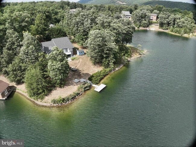 Building Photo - 202 Lakeside Loop