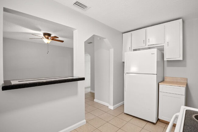 Building Photo - Unit For Rent in Gulfport!