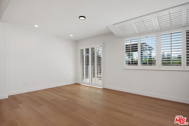 Building Photo - 655 Calle Ladera