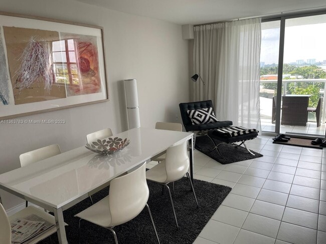 Building Photo - 10000 W Bay Harbor Dr