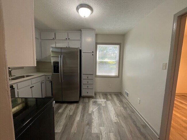 Building Photo - 2356 Clifton Springs Manor