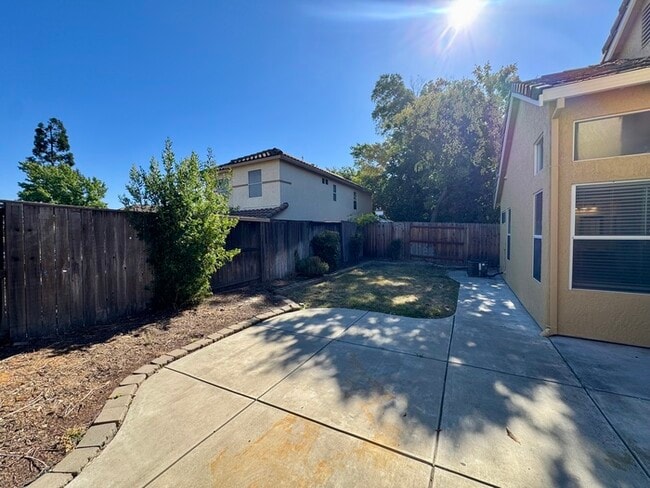 Building Photo - Spacious 3BD/2BA Home with 2-Car Garage in Desirable Antelope