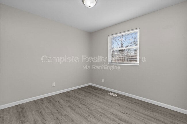 Building Photo - 10432 Royal Dr