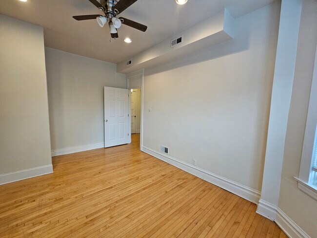 Building Photo - 3800 N Wilton Ave