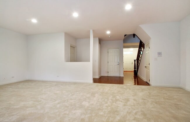 Building Photo - 1802 Admiral Ct