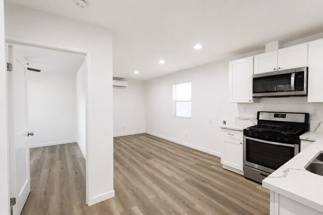 Building Photo - 1405 N Riverside Ave