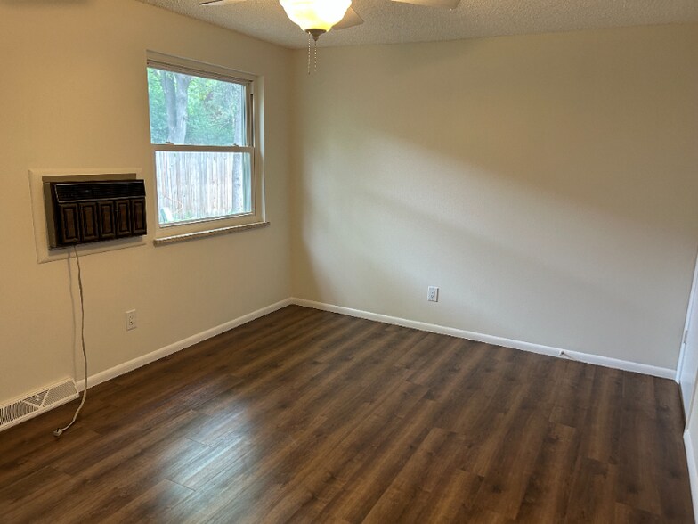 Building Photo - 2620 Lloyd Cir