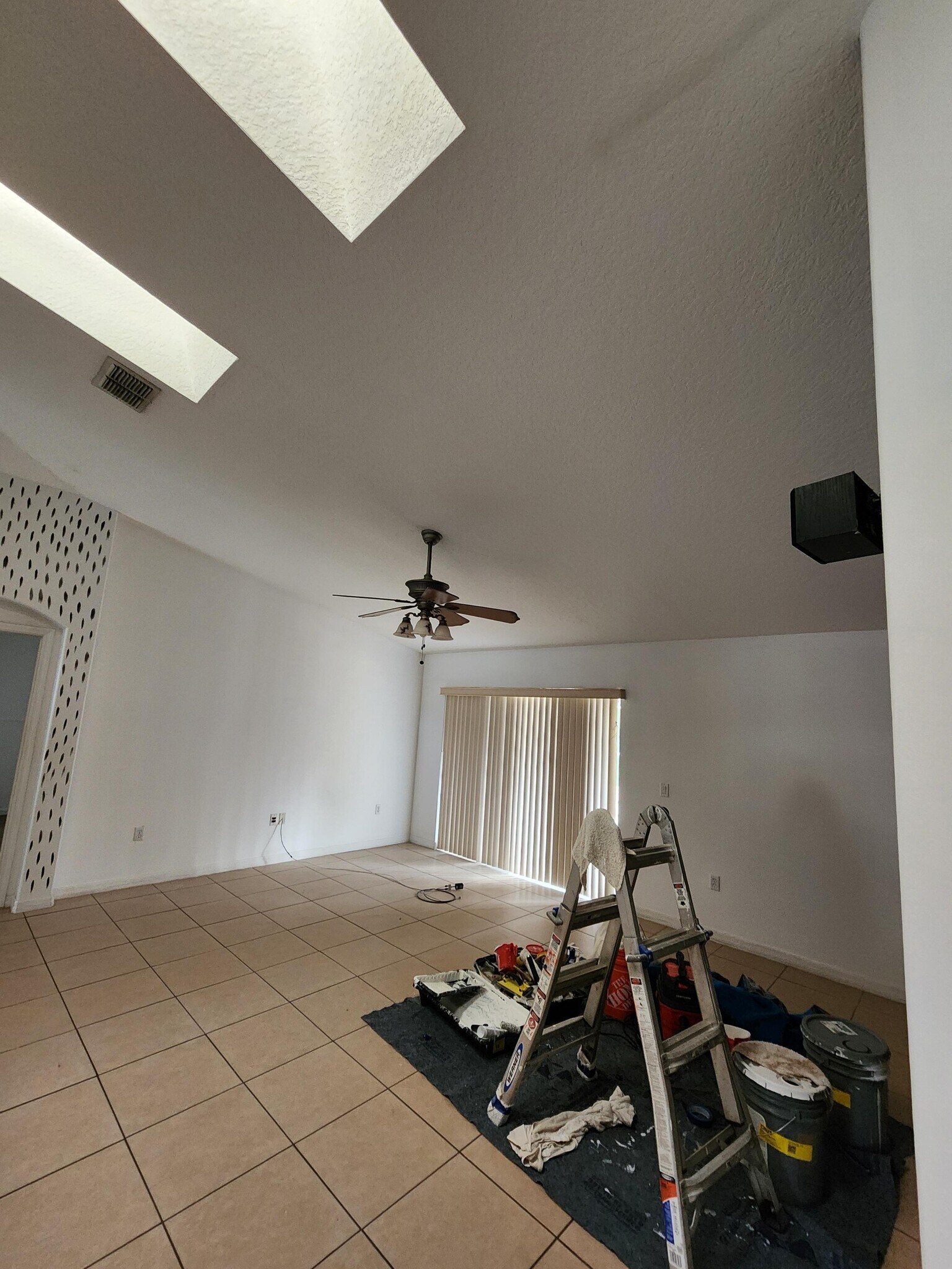 family room - 1007 Deddington Pl