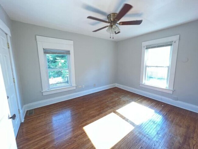 Building Photo - Welcome to 372 E 13th!!! 4 Bedroom 2 Bathr...