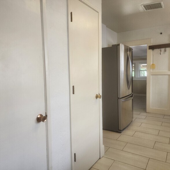 Building Photo - 115 W Vista