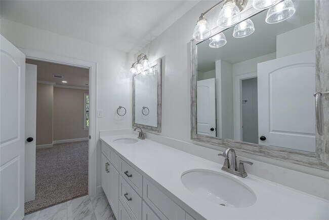 Building Photo - 3123 Baywood Park Dr