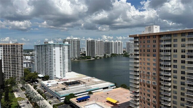 Building Photo - 250 174