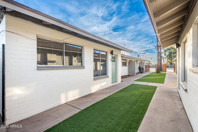 Building Photo - 405 S Priest Dr